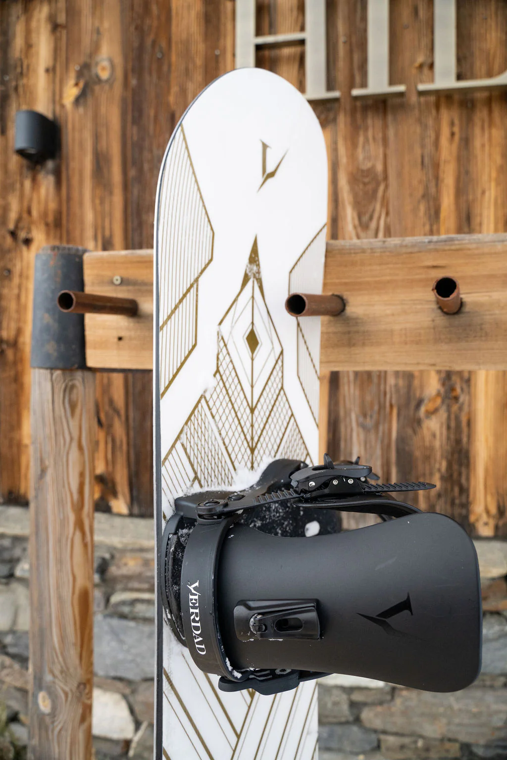 DJ Aguila White Art Deco 155 2023 Snowboard + V Pro Black bindingen snowboard set - Image 4