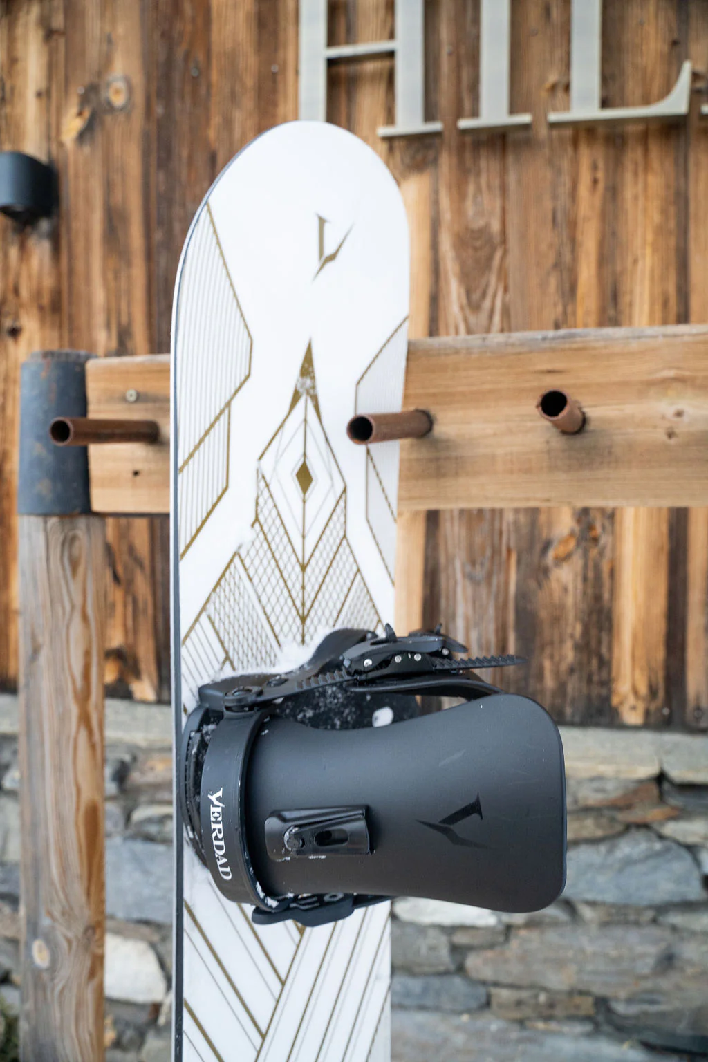 DJ Aguila White Art Deco 155 2023 Snowboard + V Pro Black bindingen snowboard set - Image 6