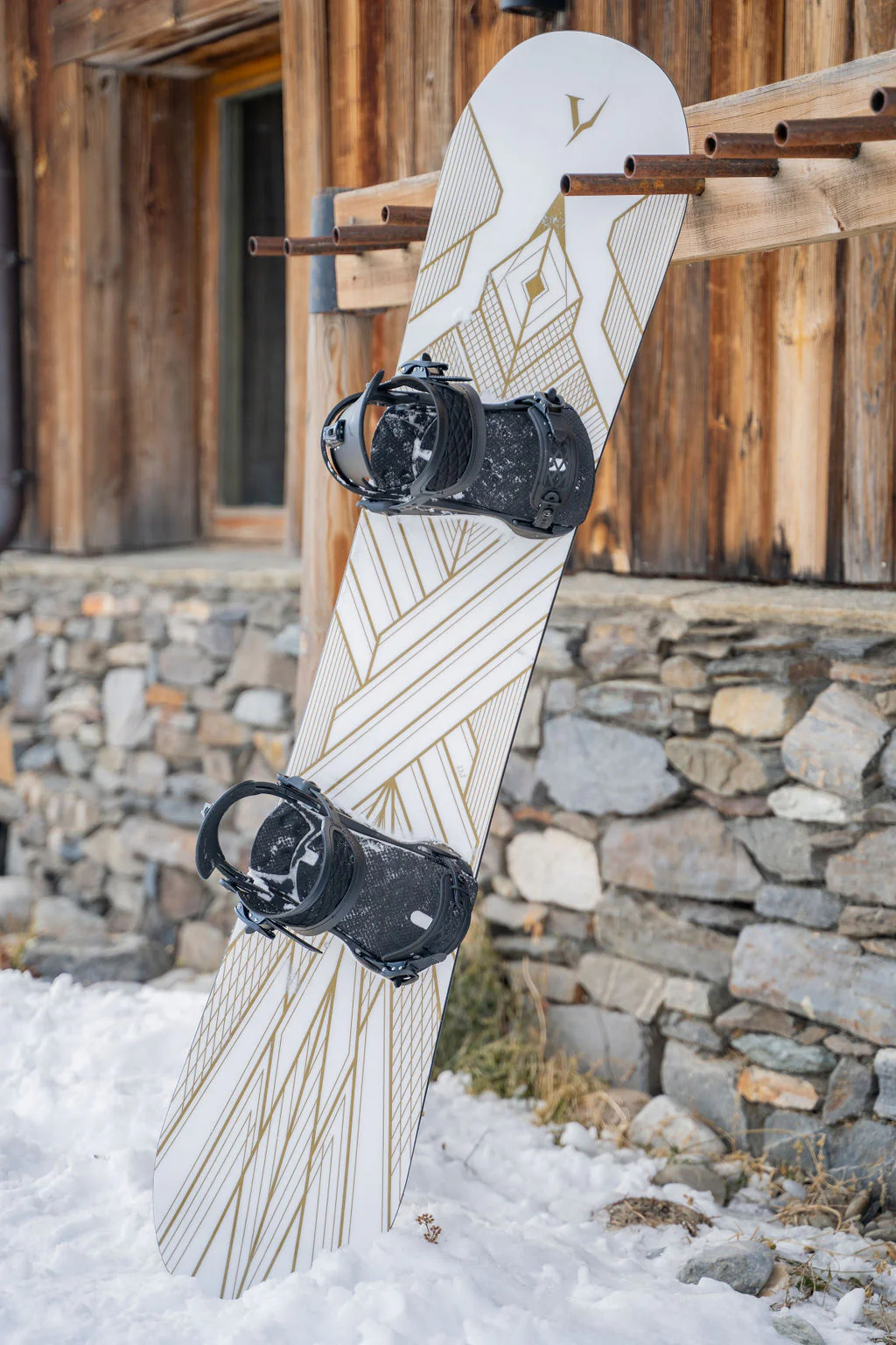 DJ Aguila White Art Deco 155 2023 Snowboard + V Pro Black bindingen snowboard set - Image 7